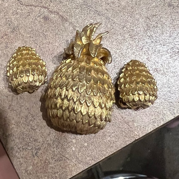 Benedikt NY gold pineapple brooch and clip earrings vintage all are stamped - Picture 1 of 7